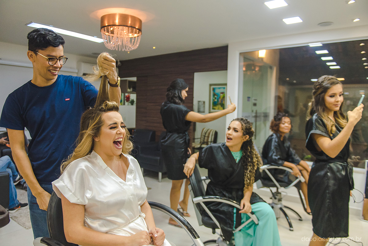 Lindo casamento realizado por fotógrafos de casamento vila velha fotógrafos de casamento vitória 
 igreja batista de laranjeiras serra espirito santo es com noivo noiva fusca making of e vestido de noiva e ensaio externo no parque de diversões e carrossel