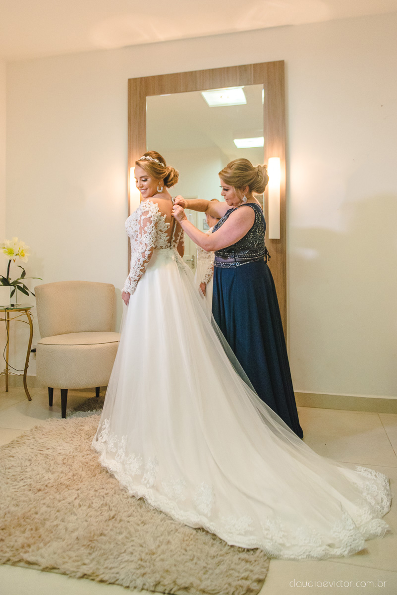 Lindo casamento realizado por fotógrafos de casamento vila velha fotógrafos de casamento vitória 
 igreja batista de laranjeiras serra espirito santo es com noivo noiva fusca making of e vestido de noiva e ensaio externo no parque de diversões e carrossel