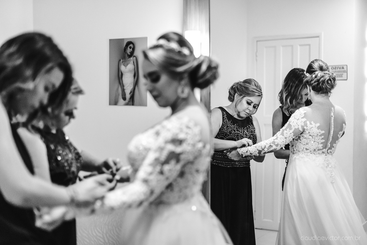 Lindo casamento realizado por fotógrafos de casamento vila velha fotógrafos de casamento vitória 
 igreja batista de laranjeiras serra espirito santo es com noivo noiva fusca making of e vestido de noiva e ensaio externo no parque de diversões e carrossel