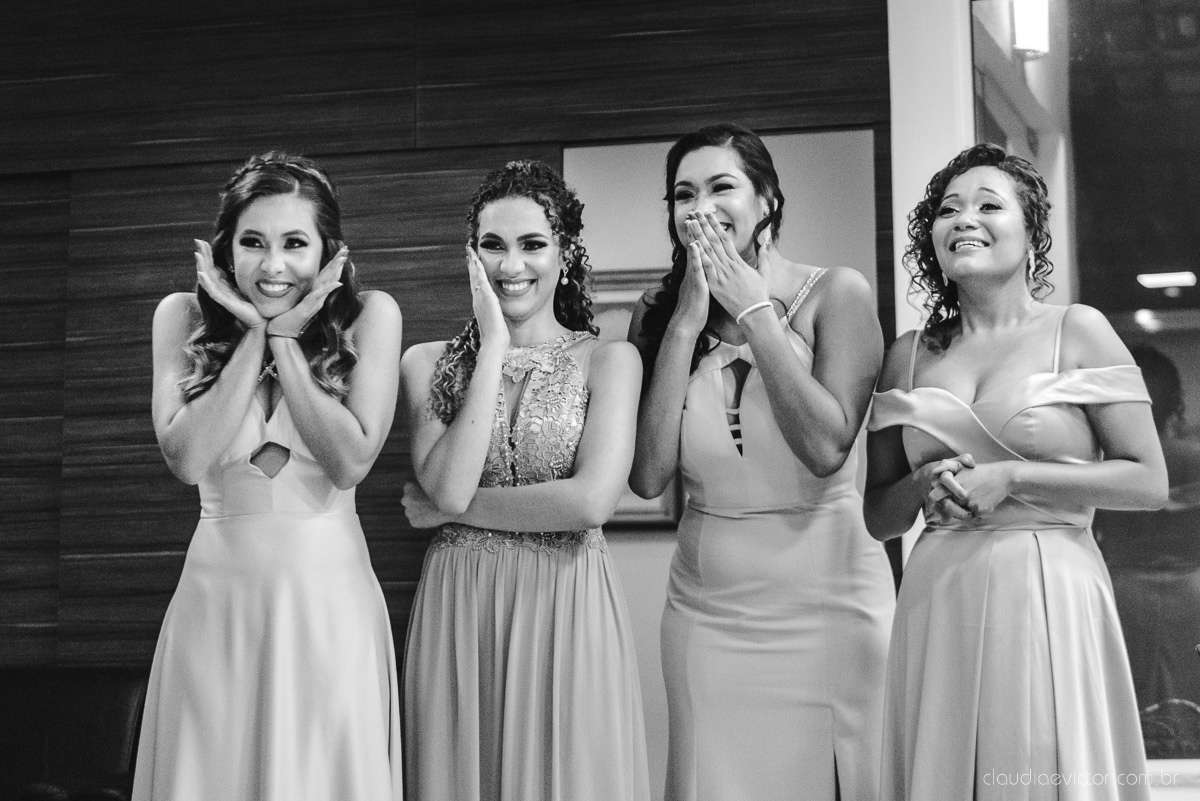 Lindo casamento realizado por fotógrafos de casamento vila velha fotógrafos de casamento vitória 
 igreja batista de laranjeiras serra espirito santo es com noivo noiva fusca making of e vestido de noiva e ensaio externo no parque de diversões e carrossel