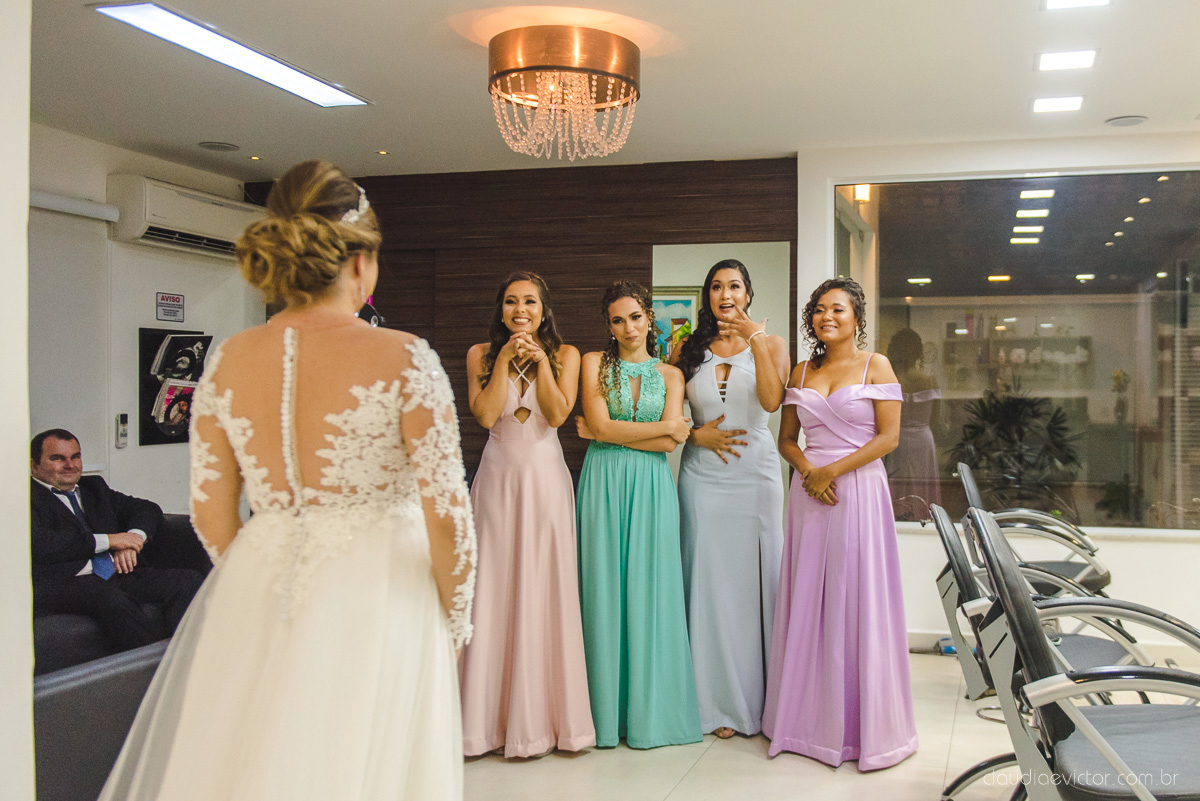 Lindo casamento realizado por fotógrafos de casamento vila velha fotógrafos de casamento vitória 
 igreja batista de laranjeiras serra espirito santo es com noivo noiva fusca making of e vestido de noiva e ensaio externo no parque de diversões e carrossel