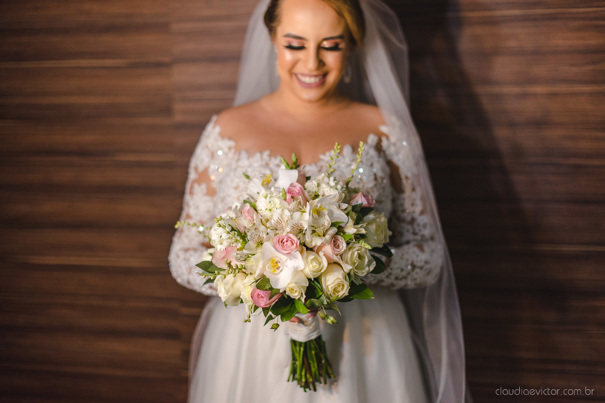 Lindo casamento realizado por fotógrafos de casamento vila velha fotógrafos de casamento vitória 
 igreja batista de laranjeiras serra espirito santo es com noivo noiva fusca making of e vestido de noiva e ensaio externo no parque de diversões e carrossel