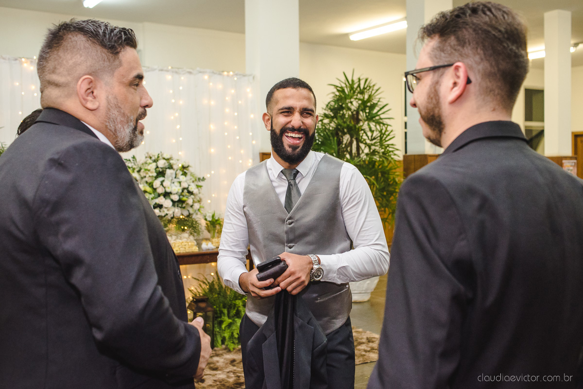 Lindo casamento realizado por fotógrafos de casamento vila velha fotógrafos de casamento vitória 
 igreja batista de laranjeiras serra espirito santo es com noivo noiva fusca making of e vestido de noiva e ensaio externo no parque de diversões e carrossel