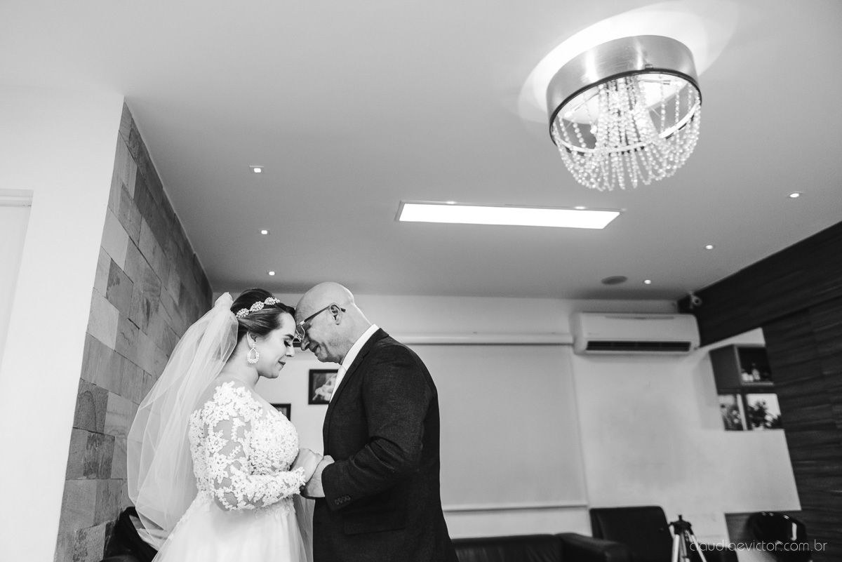 Lindo casamento realizado por fotógrafos de casamento vila velha fotógrafos de casamento vitória 
 igreja batista de laranjeiras serra espirito santo es com noivo noiva fusca making of e vestido de noiva e ensaio externo no parque de diversões e carrossel