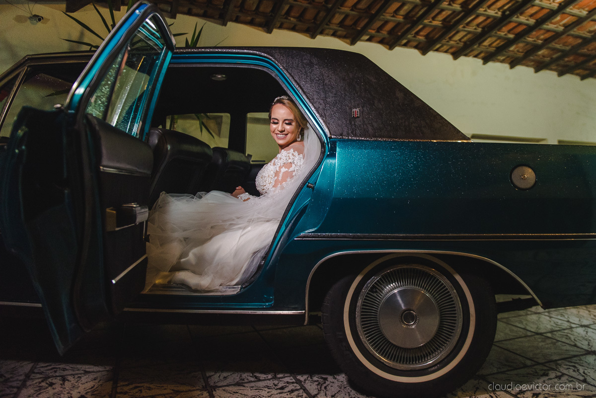 Lindo casamento realizado por fotógrafos de casamento vila velha fotógrafos de casamento vitória 
 igreja batista de laranjeiras serra espirito santo es com noivo noiva fusca making of e vestido de noiva e ensaio externo no parque de diversões e carrossel