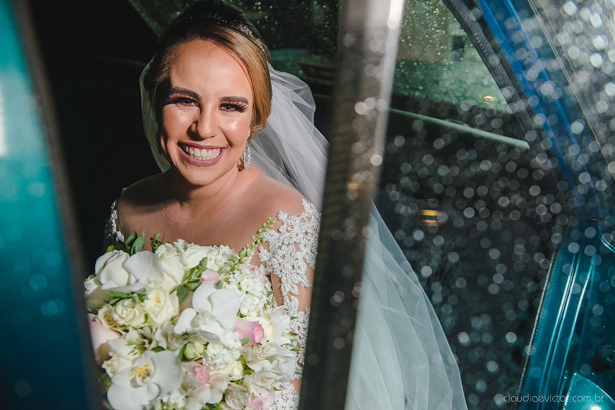 Lindo casamento realizado por fotógrafos de casamento vila velha fotógrafos de casamento vitória 
 igreja batista de laranjeiras serra espirito santo es com noivo noiva fusca making of e vestido de noiva e ensaio externo no parque de diversões e carrossel