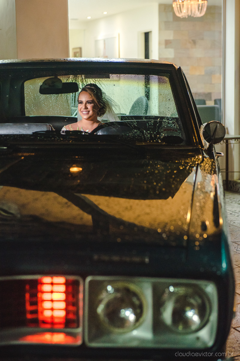 Lindo casamento realizado por fotógrafos de casamento vila velha fotógrafos de casamento vitória 
 igreja batista de laranjeiras serra espirito santo es com noivo noiva fusca making of e vestido de noiva e ensaio externo no parque de diversões e carrossel