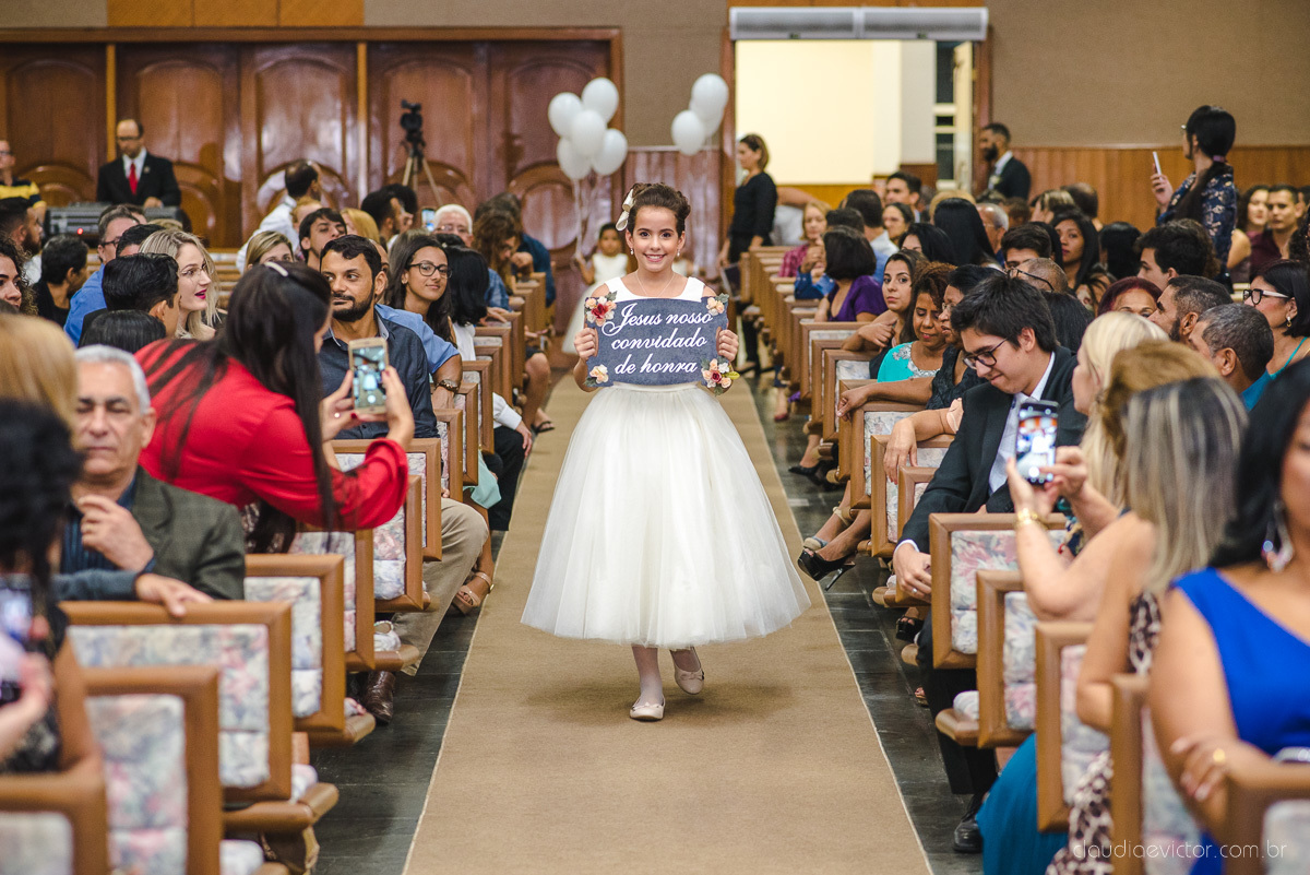 Lindo casamento realizado por fotógrafos de casamento vila velha fotógrafos de casamento vitória 
 igreja batista de laranjeiras serra espirito santo es com noivo noiva fusca making of e vestido de noiva e ensaio externo no parque de diversões e carrossel