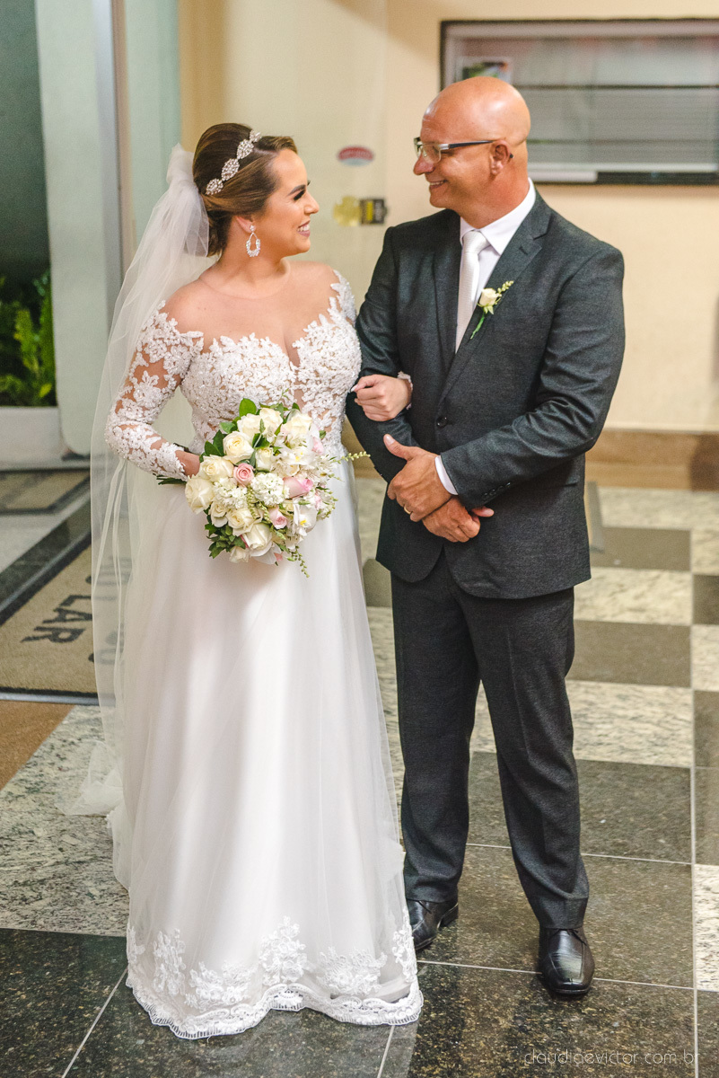 Lindo casamento realizado por fotógrafos de casamento vila velha fotógrafos de casamento vitória 
 igreja batista de laranjeiras serra espirito santo es com noivo noiva fusca making of e vestido de noiva e ensaio externo no parque de diversões e carrossel