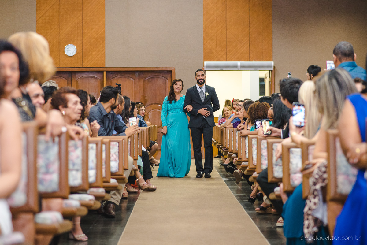 Lindo casamento realizado por fotógrafos de casamento vila velha fotógrafos de casamento vitória 
 igreja batista de laranjeiras serra espirito santo es com noivo noiva fusca making of e vestido de noiva e ensaio externo no parque de diversões e carrossel