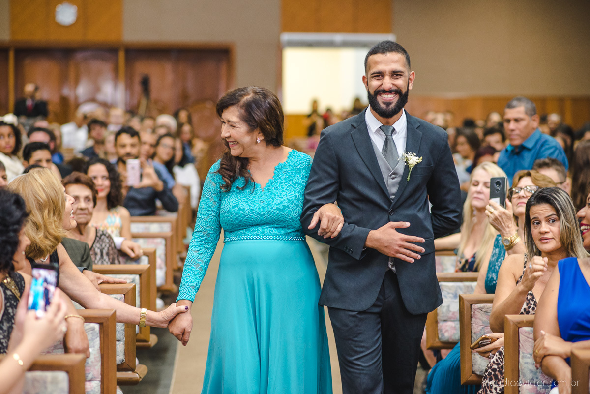 Lindo casamento realizado por fotógrafos de casamento vila velha fotógrafos de casamento vitória 
 igreja batista de laranjeiras serra espirito santo es com noivo noiva fusca making of e vestido de noiva e ensaio externo no parque de diversões e carrossel
