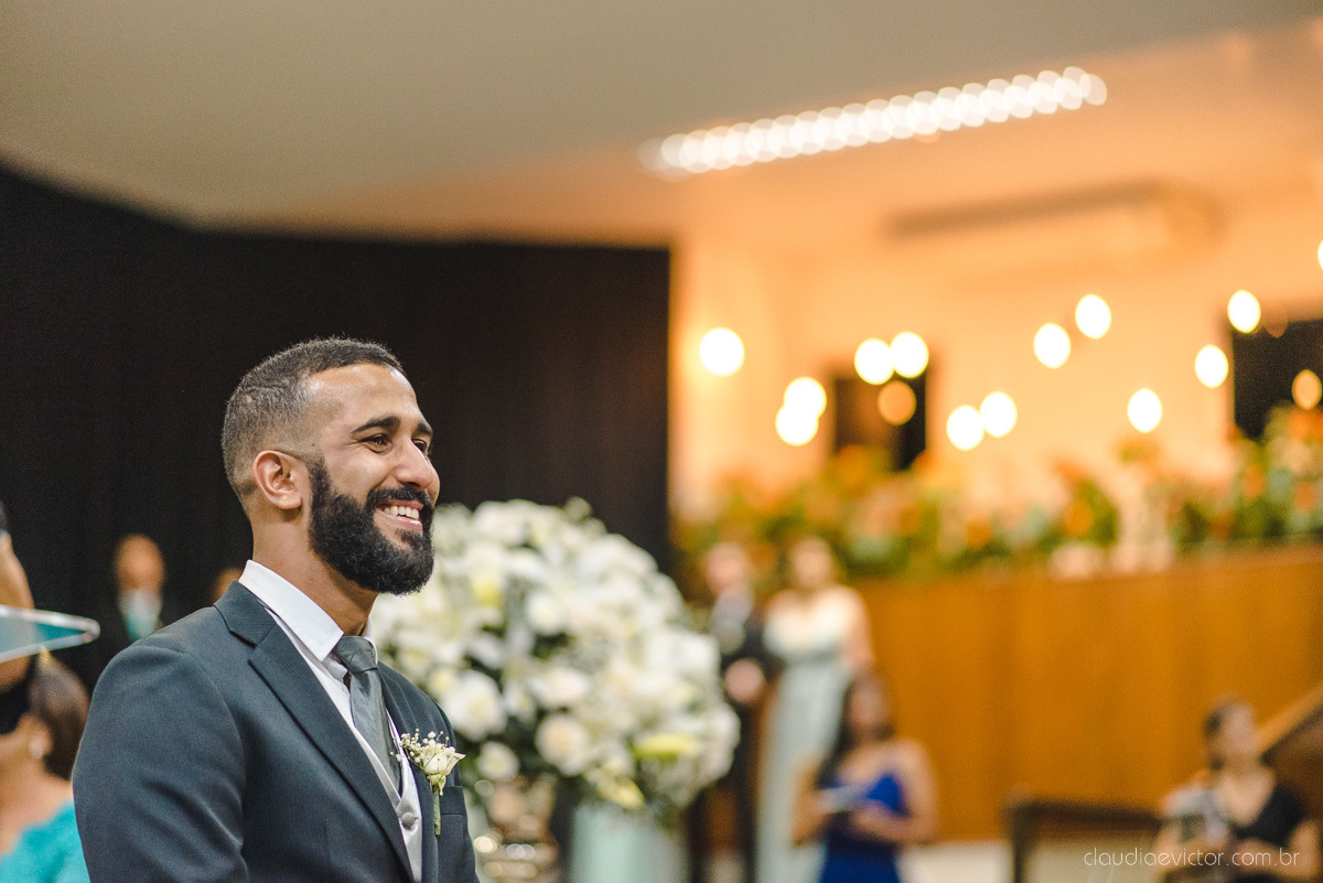 Lindo casamento realizado por fotógrafos de casamento vila velha fotógrafos de casamento vitória 
 igreja batista de laranjeiras serra espirito santo es com noivo noiva fusca making of e vestido de noiva e ensaio externo no parque de diversões e carrossel