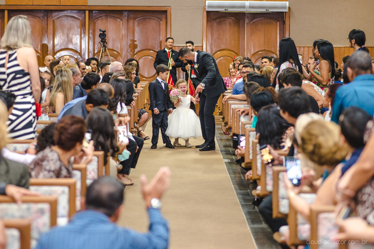 Lindo casamento realizado por fotógrafos de casamento vila velha fotógrafos de casamento vitória 
 igreja batista de laranjeiras serra espirito santo es com noivo noiva fusca making of e vestido de noiva e ensaio externo no parque de diversões e carrossel