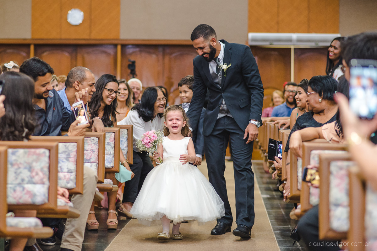 Lindo casamento realizado por fotógrafos de casamento vila velha fotógrafos de casamento vitória 
 igreja batista de laranjeiras serra espirito santo es com noivo noiva fusca making of e vestido de noiva e ensaio externo no parque de diversões e carrossel