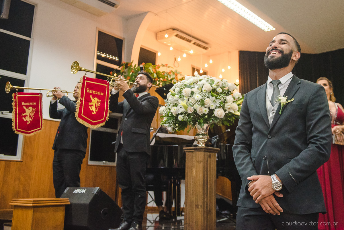 Lindo casamento realizado por fotógrafos de casamento vila velha fotógrafos de casamento vitória 
 igreja batista de laranjeiras serra espirito santo es com noivo noiva fusca making of e vestido de noiva e ensaio externo no parque de diversões e carrossel