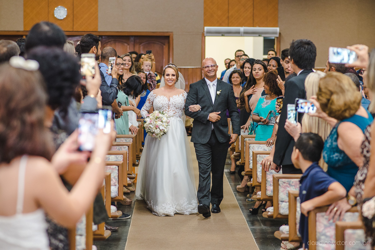 Lindo casamento realizado por fotógrafos de casamento vila velha fotógrafos de casamento vitória 
 igreja batista de laranjeiras serra espirito santo es com noivo noiva fusca making of e vestido de noiva e ensaio externo no parque de diversões e carrossel