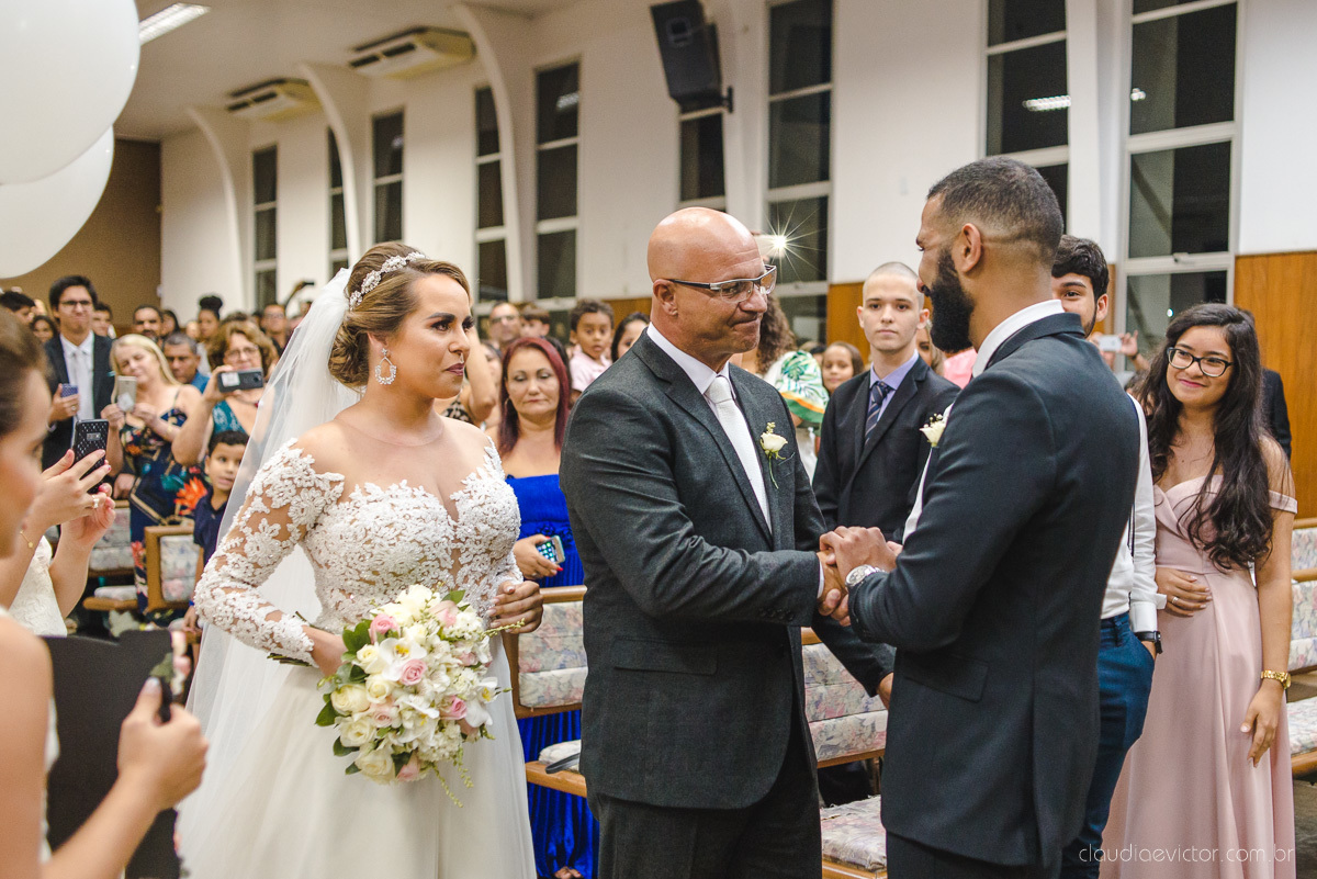 Lindo casamento realizado por fotógrafos de casamento vila velha fotógrafos de casamento vitória 
 igreja batista de laranjeiras serra espirito santo es com noivo noiva fusca making of e vestido de noiva e ensaio externo no parque de diversões e carrossel