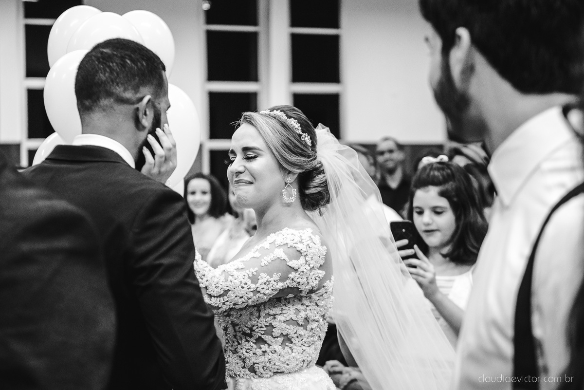 Lindo casamento realizado por fotógrafos de casamento vila velha fotógrafos de casamento vitória 
 igreja batista de laranjeiras serra espirito santo es com noivo noiva fusca making of e vestido de noiva e ensaio externo no parque de diversões e carrossel