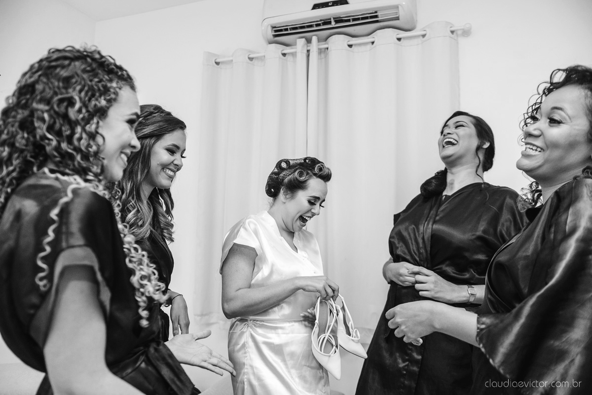 Lindo casamento realizado por fotógrafos de casamento vila velha fotógrafos de casamento vitória 
 igreja batista de laranjeiras serra espirito santo es com noivo noiva fusca making of e vestido de noiva e ensaio externo no parque de diversões e carrossel