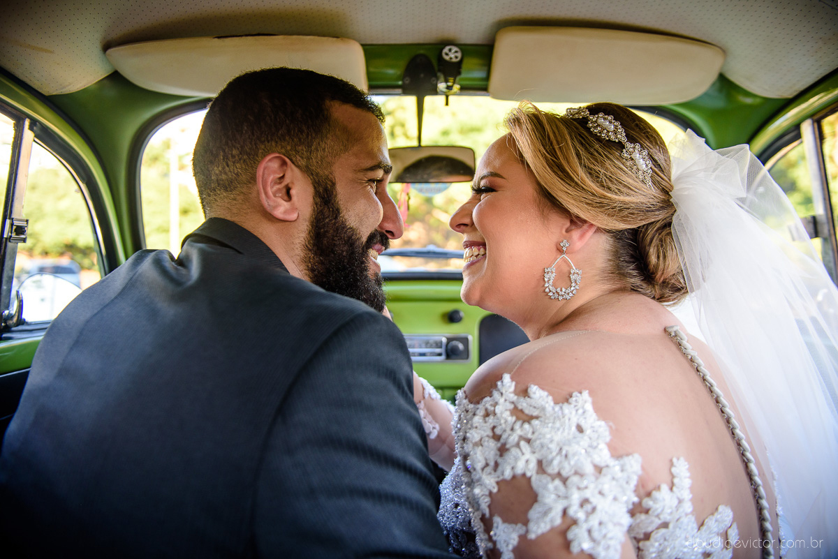 Lindo casamento realizado por fotógrafos de casamento vila velha fotógrafos de casamento vitória 
 igreja batista de laranjeiras serra espirito santo es com noivo noiva fusca making of e vestido de noiva e ensaio externo no parque de diversões e carrossel