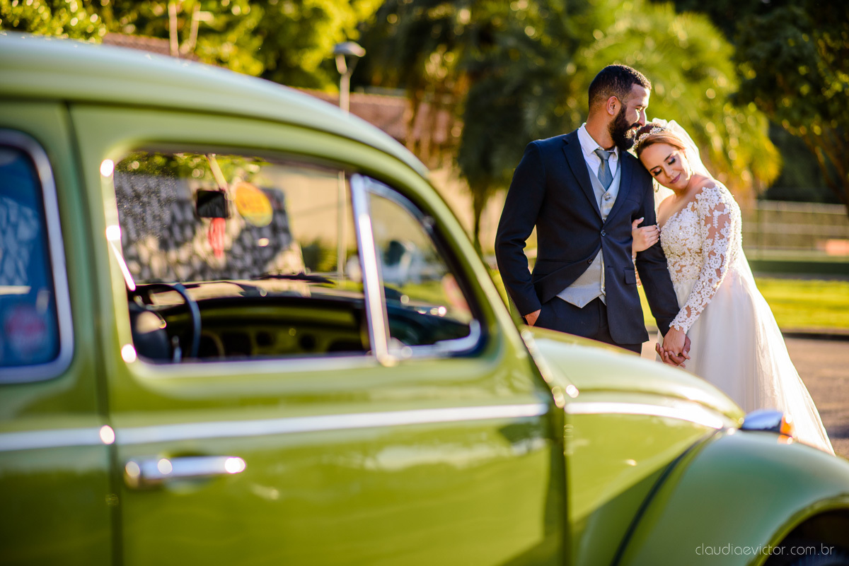 Lindo casamento realizado por fotógrafos de casamento vila velha fotógrafos de casamento vitória 
 igreja batista de laranjeiras serra espirito santo es com noivo noiva fusca making of e vestido de noiva e ensaio externo no parque de diversões e carrossel