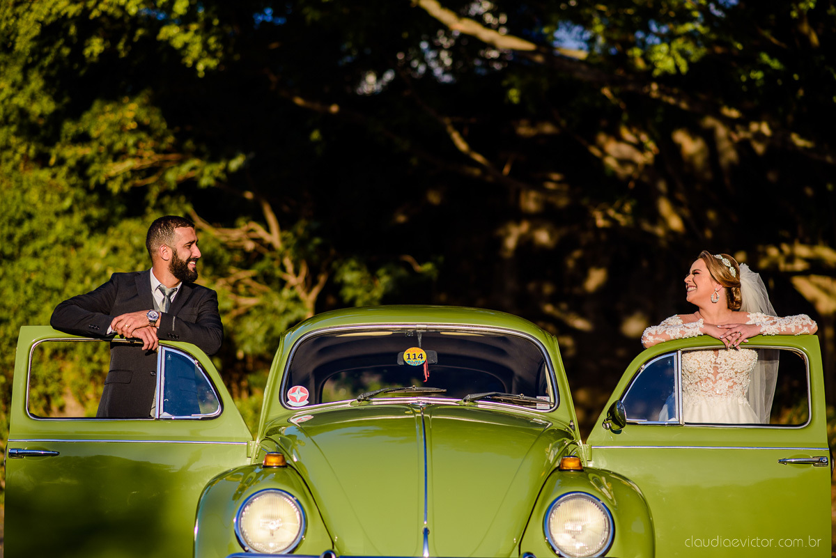 Lindo casamento realizado por fotógrafos de casamento vila velha fotógrafos de casamento vitória 
 igreja batista de laranjeiras serra espirito santo es com noivo noiva fusca making of e vestido de noiva e ensaio externo no parque de diversões e carrossel