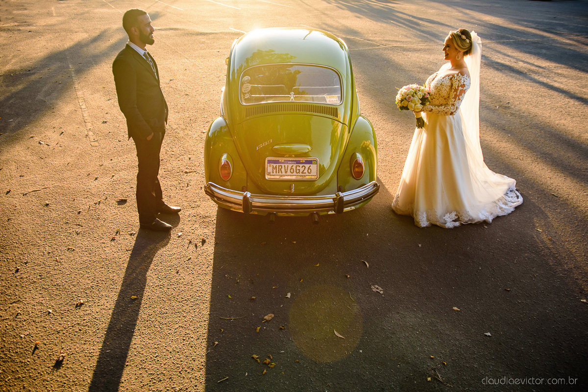 Lindo casamento realizado por fotógrafos de casamento vila velha fotógrafos de casamento vitória 
 igreja batista de laranjeiras serra espirito santo es com noivo noiva fusca making of e vestido de noiva e ensaio externo no parque de diversões e carrossel