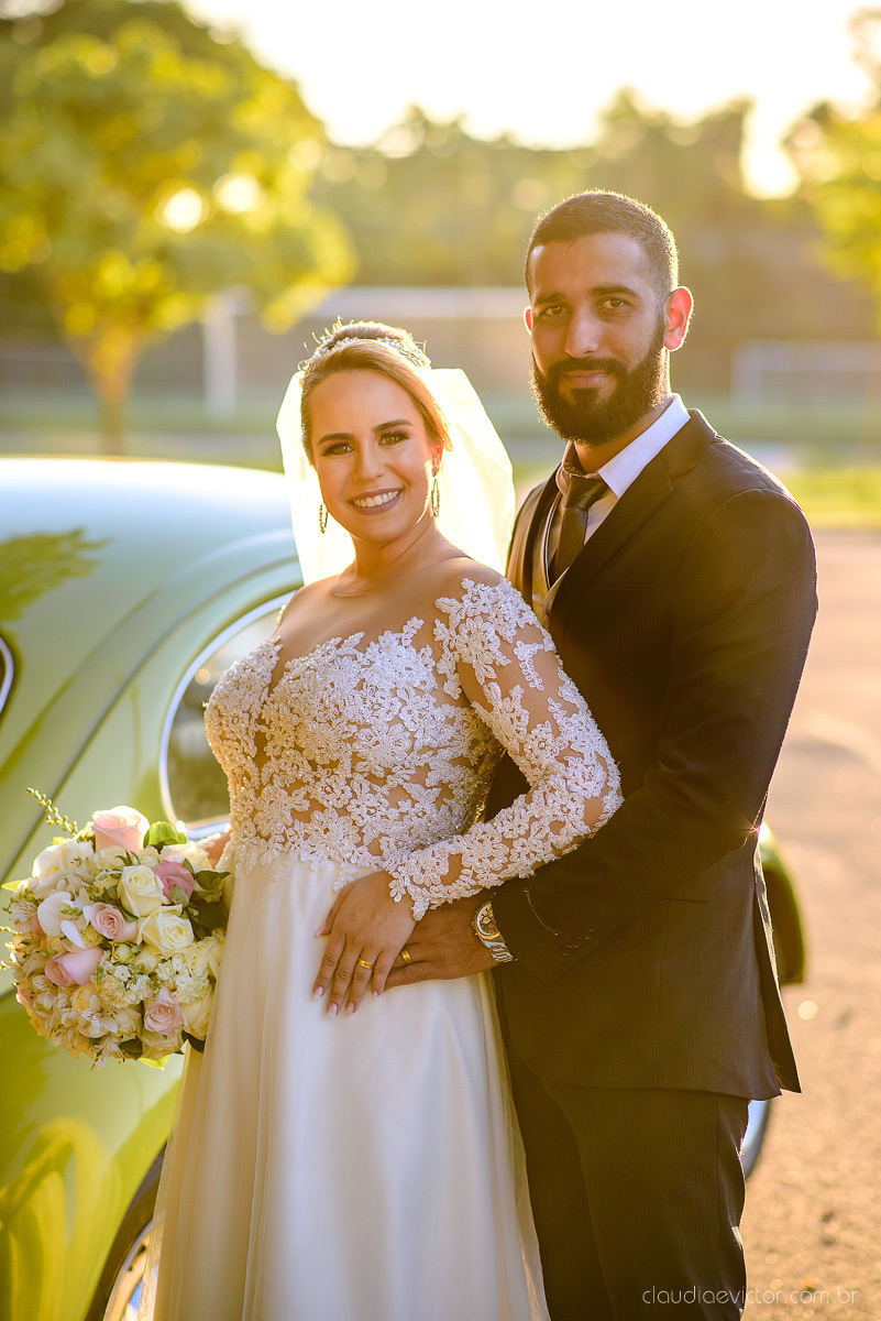 Lindo casamento realizado por fotógrafos de casamento vila velha fotógrafos de casamento vitória 
 igreja batista de laranjeiras serra espirito santo es com noivo noiva fusca making of e vestido de noiva e ensaio externo no parque de diversões e carrossel