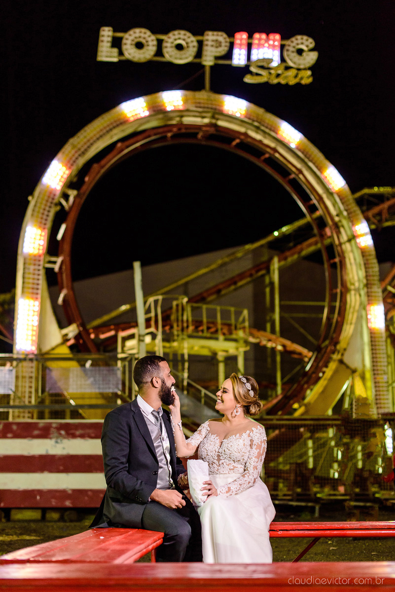 Lindo casamento realizado por fotógrafos de casamento vila velha fotógrafos de casamento vitória 
 igreja batista de laranjeiras serra espirito santo es com noivo noiva fusca making of e vestido de noiva e ensaio externo no parque de diversões e carrossel