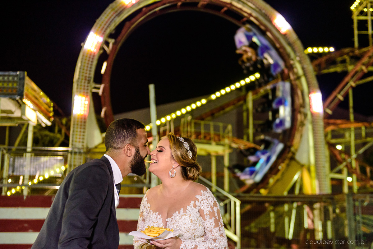 Lindo casamento realizado por fotógrafos de casamento vila velha fotógrafos de casamento vitória 
 igreja batista de laranjeiras serra espirito santo es com noivo noiva fusca making of e vestido de noiva e ensaio externo no parque de diversões e carrossel