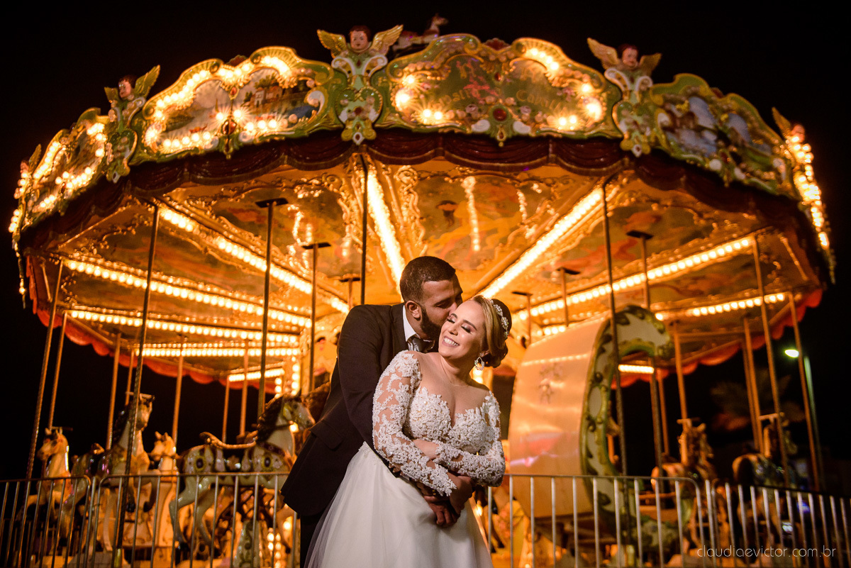 Lindo casamento realizado por fotógrafos de casamento vila velha fotógrafos de casamento vitória 
 igreja batista de laranjeiras serra espirito santo es com noivo noiva fusca making of e vestido de noiva e ensaio externo no parque de diversões e carrossel