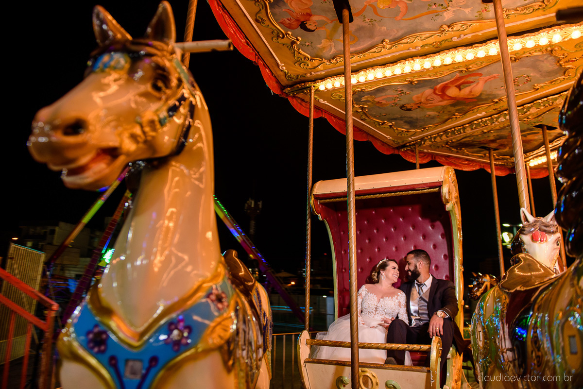 Lindo casamento realizado por fotógrafos de casamento vila velha fotógrafos de casamento vitória 
 igreja batista de laranjeiras serra espirito santo es com noivo noiva fusca making of e vestido de noiva e ensaio externo no parque de diversões e carrossel