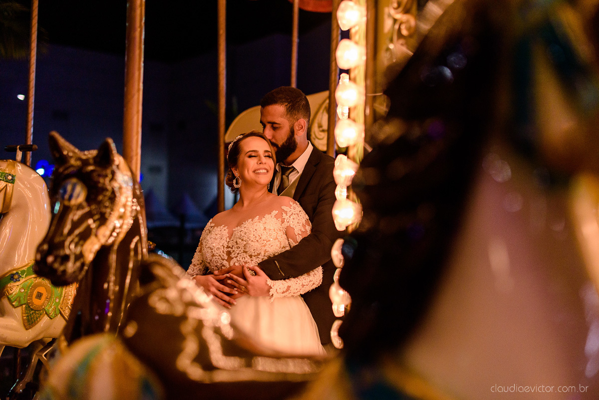 Lindo casamento realizado por fotógrafos de casamento vila velha fotógrafos de casamento vitória 
 igreja batista de laranjeiras serra espirito santo es com noivo noiva fusca making of e vestido de noiva e ensaio externo no parque de diversões e carrossel