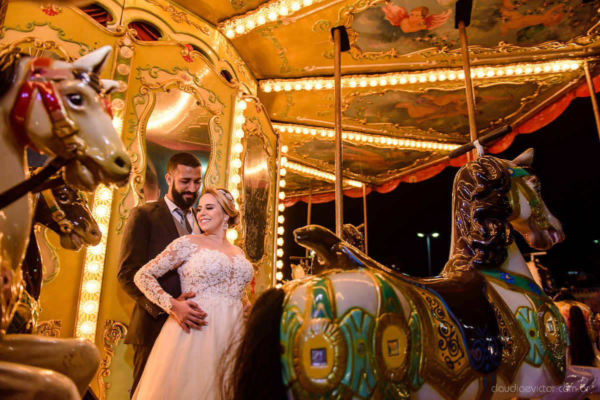 Lindo casamento realizado por fotógrafos de casamento vila velha fotógrafos de casamento vitória 
 igreja batista de laranjeiras serra espirito santo es com noivo noiva fusca making of e vestido de noiva e ensaio externo no parque de diversões e carrossel
