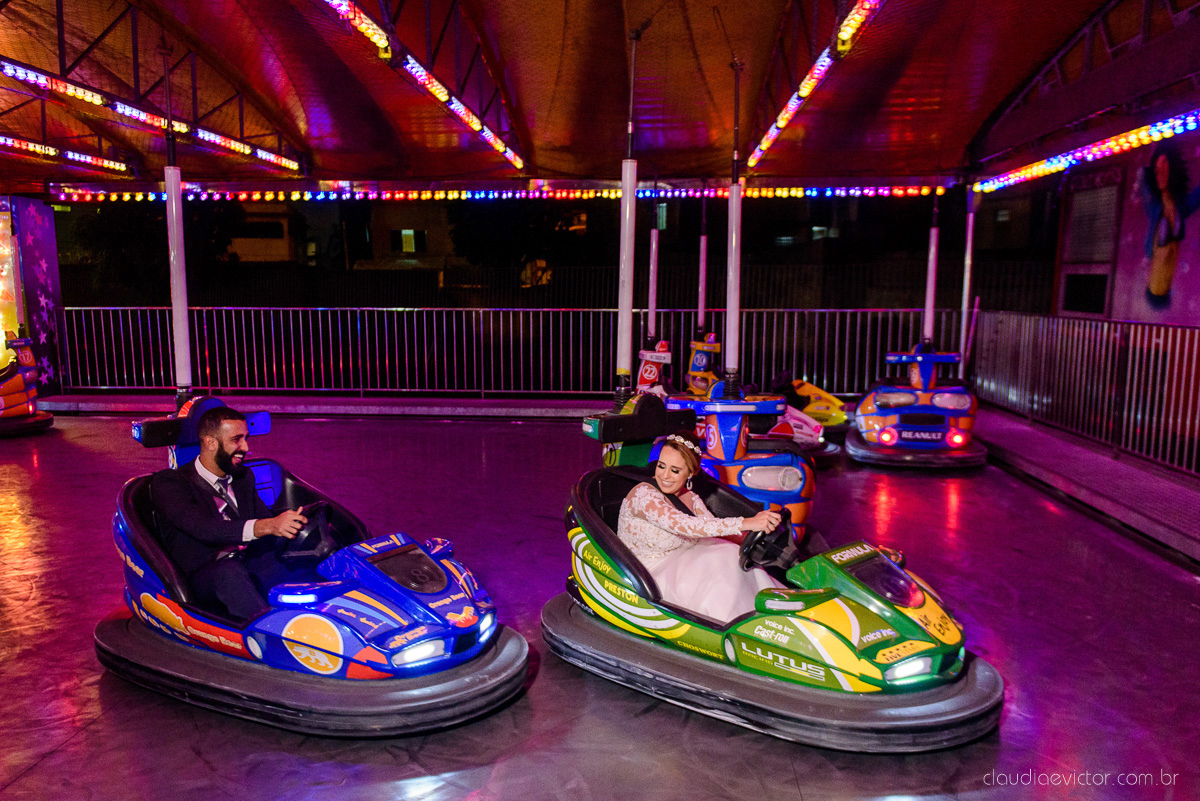 Lindo casamento realizado por fotógrafos de casamento vila velha fotógrafos de casamento vitória 
 igreja batista de laranjeiras serra espirito santo es com noivo noiva fusca making of e vestido de noiva e ensaio externo no parque de diversões e carrossel