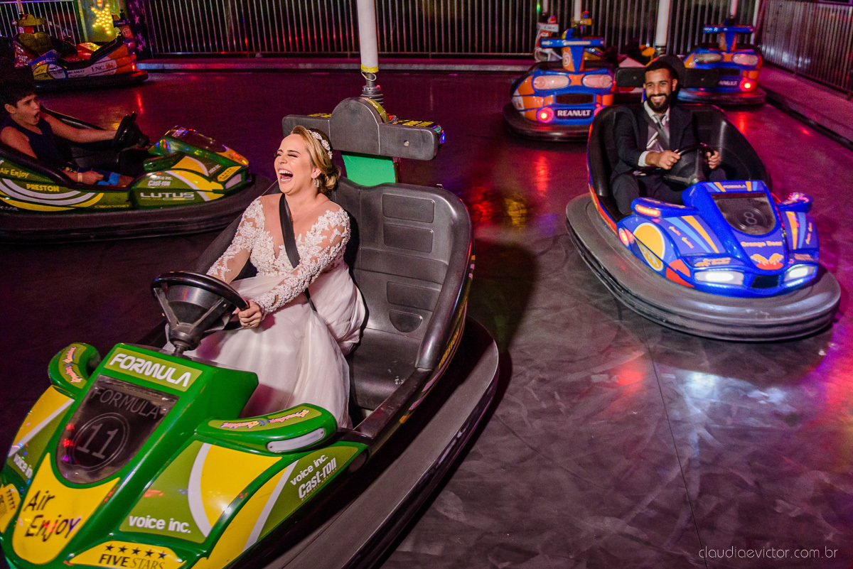 Lindo casamento realizado por fotógrafos de casamento vila velha fotógrafos de casamento vitória 
 igreja batista de laranjeiras serra espirito santo es com noivo noiva fusca making of e vestido de noiva e ensaio externo no parque de diversões e carrossel