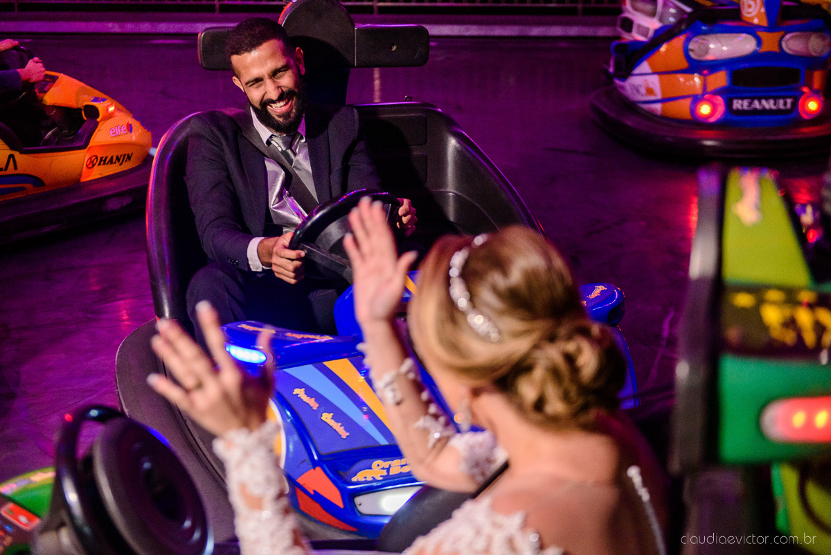 Lindo casamento realizado por fotógrafos de casamento vila velha fotógrafos de casamento vitória 
 igreja batista de laranjeiras serra espirito santo es com noivo noiva fusca making of e vestido de noiva e ensaio externo no parque de diversões e carrossel