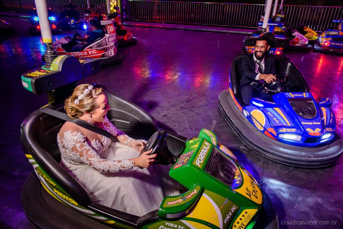 Lindo casamento realizado por fotógrafos de casamento vila velha fotógrafos de casamento vitória 
 igreja batista de laranjeiras serra espirito santo es com noivo noiva fusca making of e vestido de noiva e ensaio externo no parque de diversões e carrossel