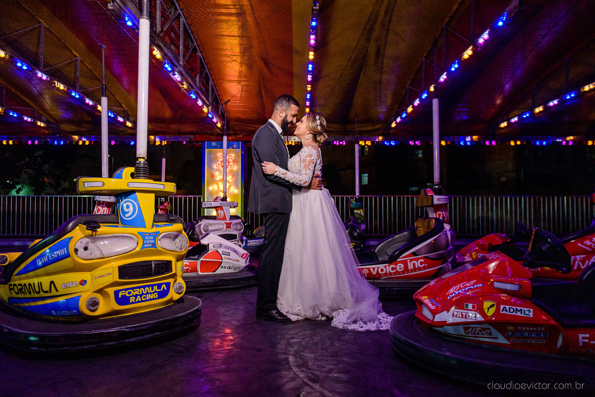 Lindo casamento realizado por fotógrafos de casamento vila velha fotógrafos de casamento vitória 
 igreja batista de laranjeiras serra espirito santo es com noivo noiva fusca making of e vestido de noiva e ensaio externo no parque de diversões e carrossel