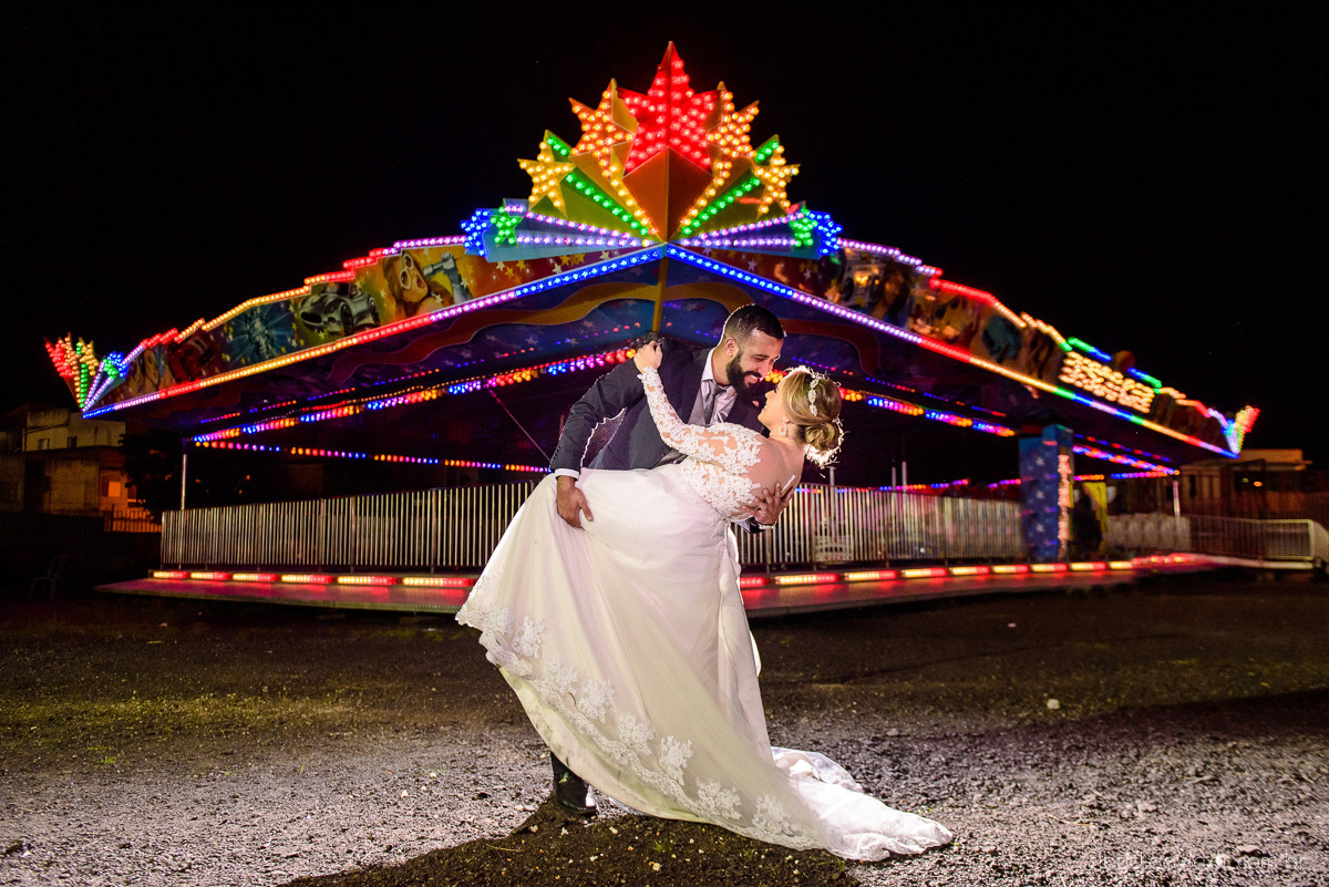 Lindo casamento realizado por fotógrafos de casamento vila velha fotógrafos de casamento vitória 
 igreja batista de laranjeiras serra espirito santo es com noivo noiva fusca making of e vestido de noiva e ensaio externo no parque de diversões e carrossel
