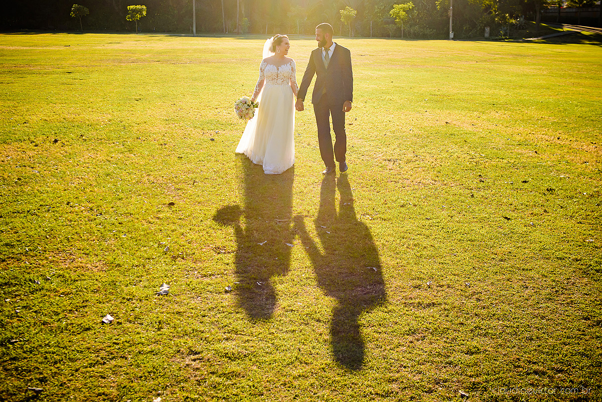 Lindo casamento realizado por fotógrafos de casamento vila velha fotógrafos de casamento vitória 
 igreja batista de laranjeiras serra espirito santo es com noivo noiva fusca making of e vestido de noiva e ensaio externo no parque de diversões e carrossel