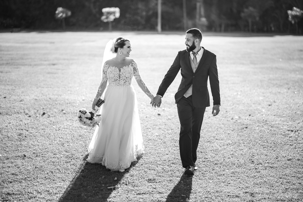 Lindo casamento realizado por fotógrafos de casamento vila velha fotógrafos de casamento vitória 
 igreja batista de laranjeiras serra espirito santo es com noivo noiva fusca making of e vestido de noiva e ensaio externo no parque de diversões e carrossel