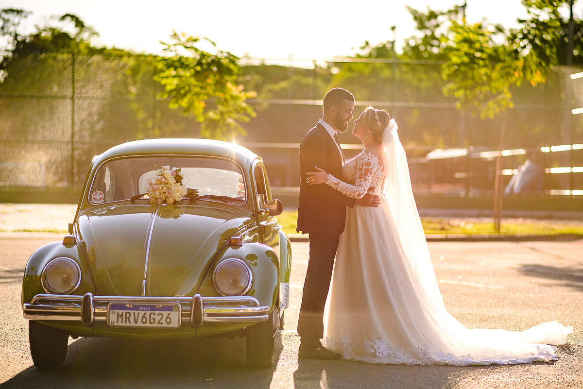 Lindo casamento realizado por fotógrafos de casamento vila velha fotógrafos de casamento vitória 
 igreja batista de laranjeiras serra espirito santo es com noivo noiva fusca making of e vestido de noiva e ensaio externo no parque de diversões e carrossel