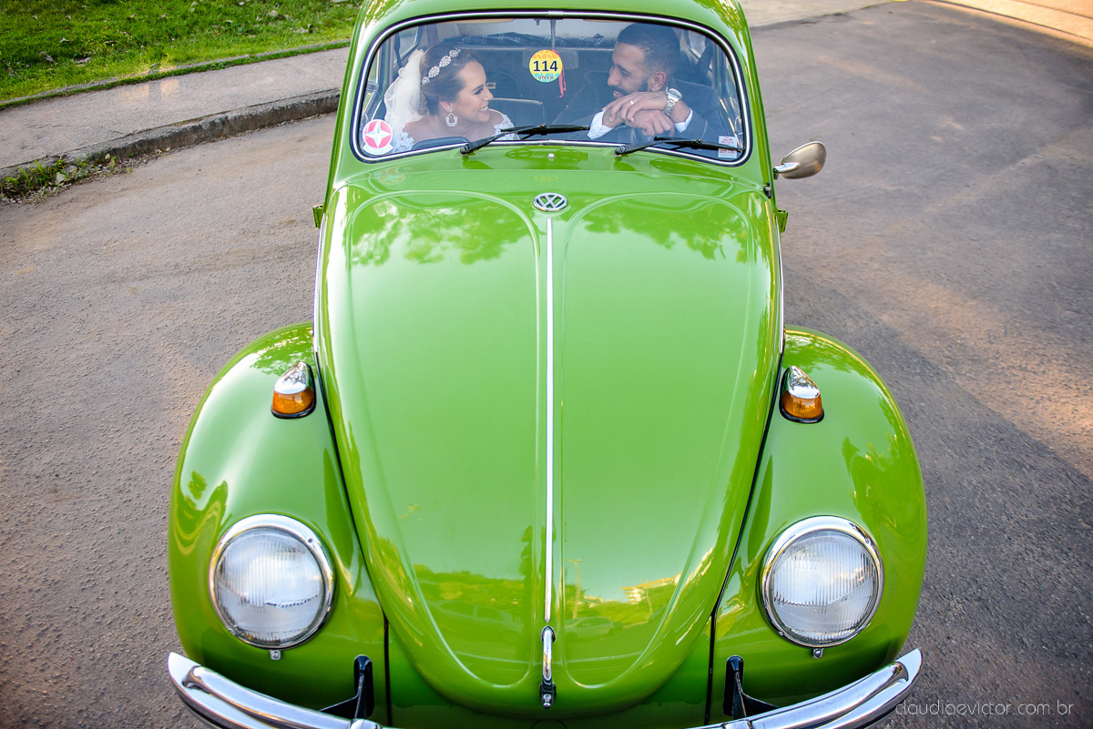 Lindo casamento realizado por fotógrafos de casamento vila velha fotógrafos de casamento vitória 
 igreja batista de laranjeiras serra espirito santo es com noivo noiva fusca making of e vestido de noiva e ensaio externo no parque de diversões e carrossel