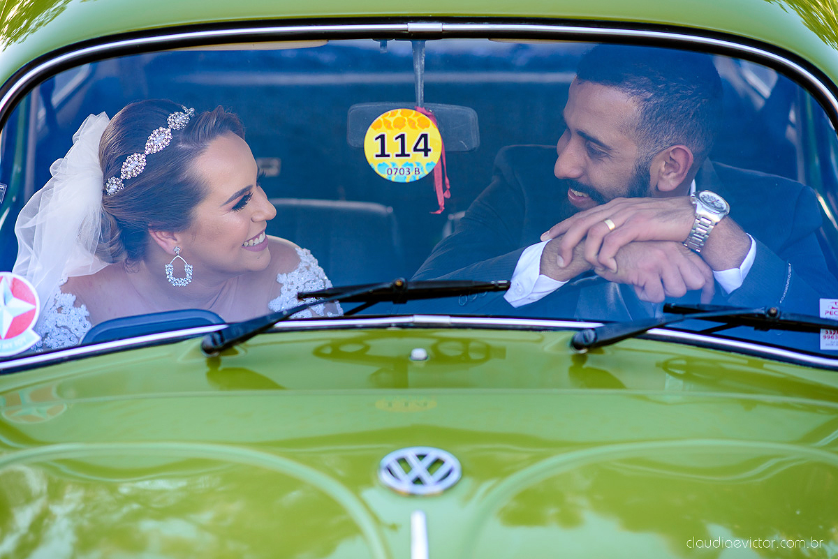 Lindo casamento realizado por fotógrafos de casamento vila velha fotógrafos de casamento vitória 
 igreja batista de laranjeiras serra espirito santo es com noivo noiva fusca making of e vestido de noiva e ensaio externo no parque de diversões e carrossel