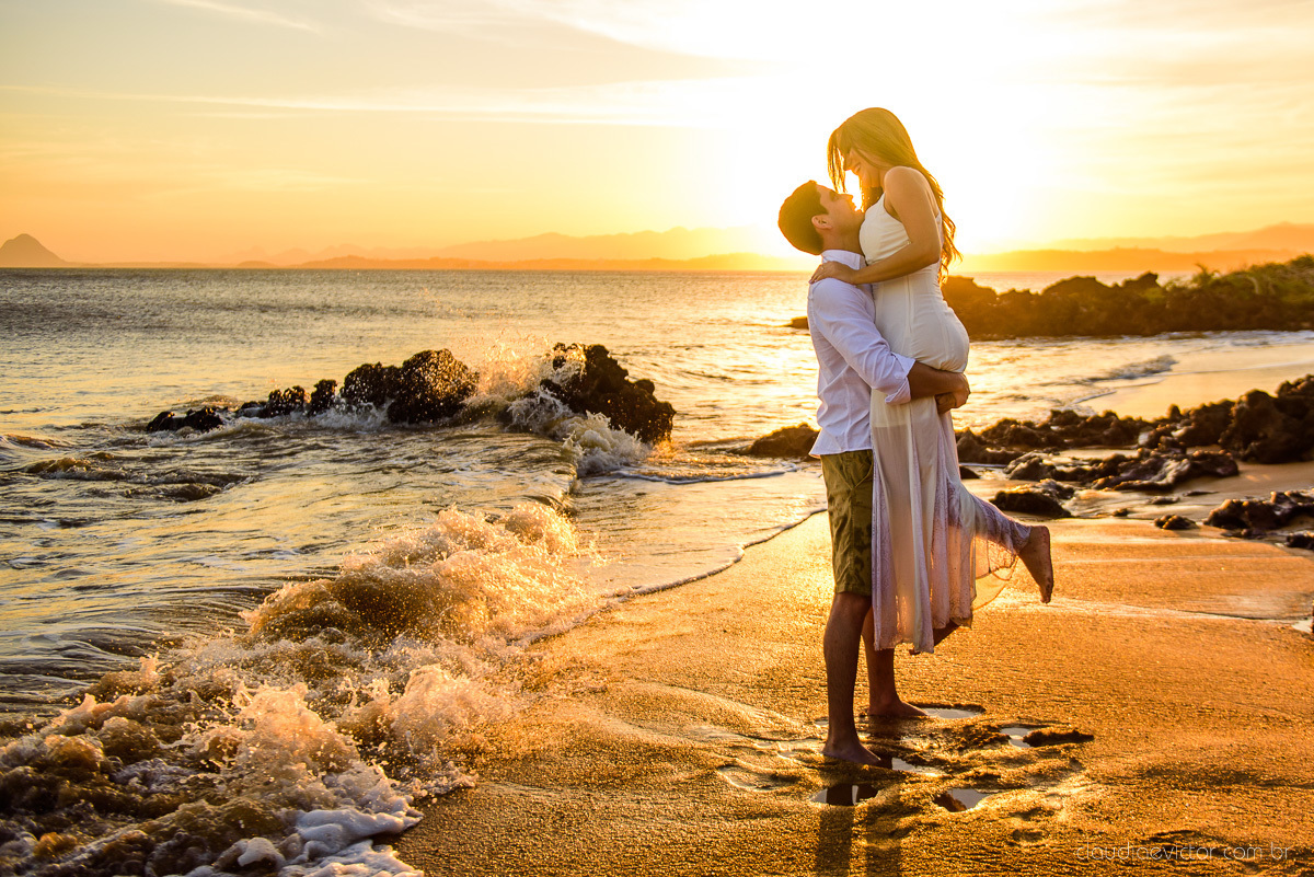 lindo ensaio de casal de casamento pre wedding com noivo e noiva feito por fotógrafos de casamento de vila velha fotógrafos de casamento de vitória fotógrafos de casamento de serra espirito santo es com praia por do sol em anchieta