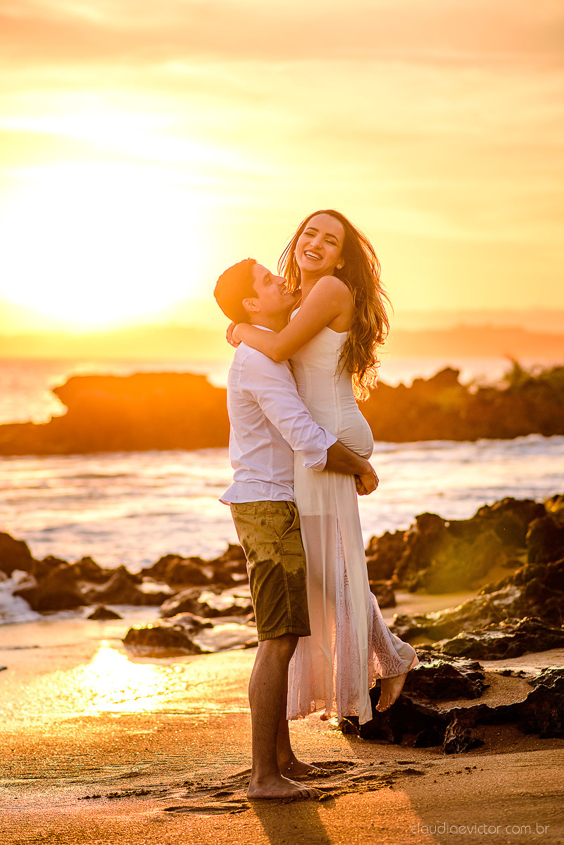 lindo ensaio de casal de casamento pre wedding com noivo e noiva feito por fotógrafos de casamento de vila velha fotógrafos de casamento de vitória fotógrafos de casamento de serra espirito santo es com praia por do sol em anchieta