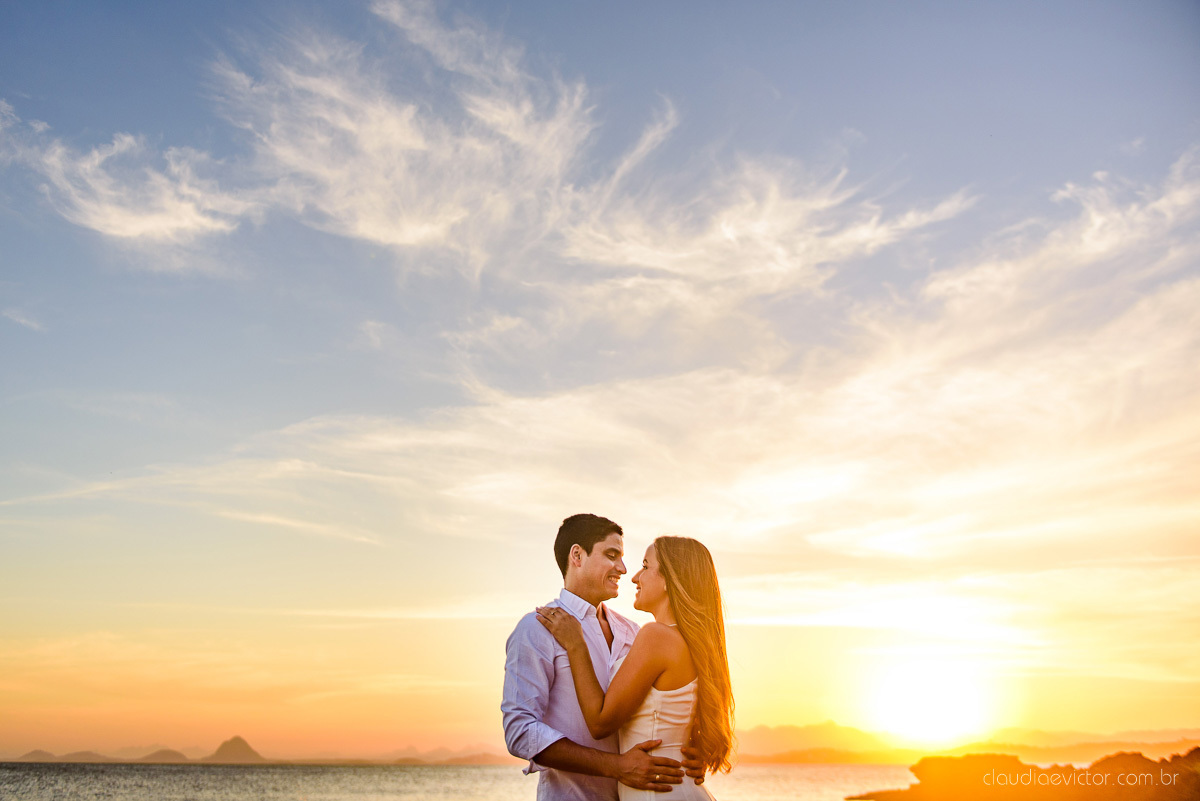 lindo ensaio de casal de casamento pre wedding com noivo e noiva feito por fotógrafos de casamento de vila velha fotógrafos de casamento de vitória fotógrafos de casamento de serra espirito santo es com praia por do sol em anchieta