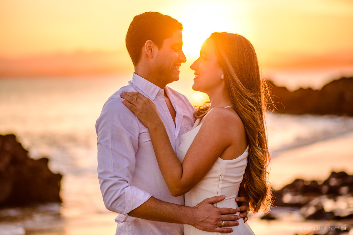 lindo ensaio de casal de casamento pre wedding com noivo e noiva feito por fotógrafos de casamento de vila velha fotógrafos de casamento de vitória fotógrafos de casamento de serra espirito santo es com praia por do sol em anchieta