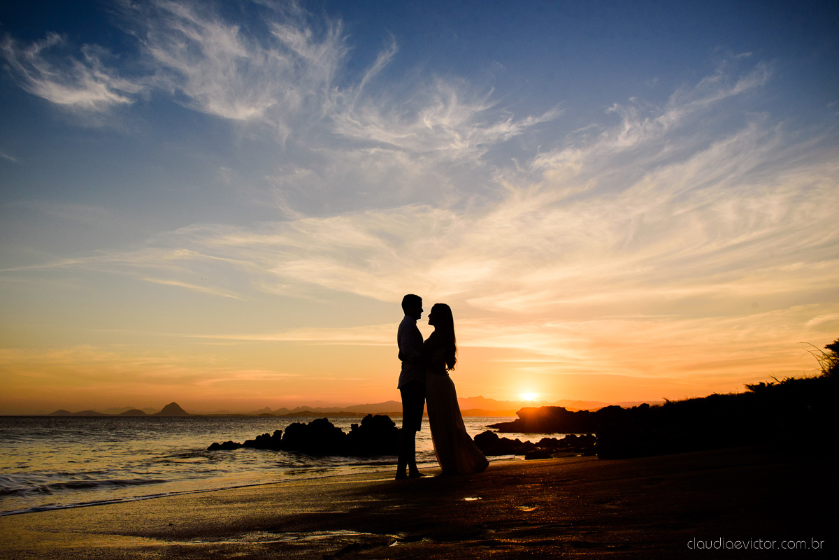 lindo ensaio de casal de casamento pre wedding com noivo e noiva feito por fotógrafos de casamento de vila velha fotógrafos de casamento de vitória fotógrafos de casamento de serra espirito santo es com praia por do sol em anchieta